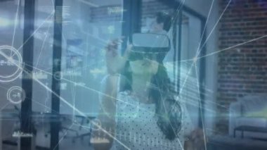 Ofiste VR kulaklığı kullanan Hintli bir kadına karşı kurulan bağlantı ağının dijital videosu. küresel ağ ve iş konsepti