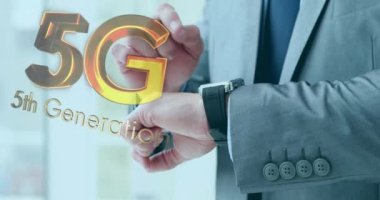 5G 5. nesil metin animasyonu. İş adamının arka plandaki zamanı kontrol etmesi üzerine. Dijital arayüz küresel bağlantı ve dijital olarak oluşturulan iletişim konsepti.