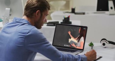 Beyaz erkek öğrenci, bayan öğretmenle video görüşmesinde dizüstü bilgisayar kullanıyor, notlar alıyor. Çevrimiçi eğitim karantina süresince evde tek başına kalıyor..