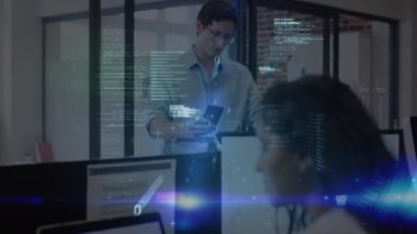 Ofiste dizüstü bilgisayar kullanan bir kadının portresine karşı veri işleme videosu. covid-19 salgını sırasında çevrimiçi bilgisayar güvenliği ve iş