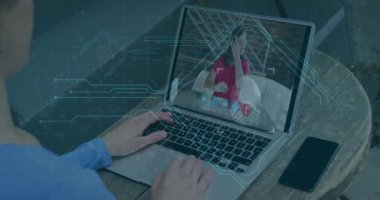 Bilgisayar devre kartı elemanlarının video ekranında dizüstü bilgisayar kullanan kadın üzerindeki animasyonu. Dijital arayüz küresel bağlantı ve dijital olarak oluşturulan iletişim konsepti.