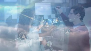 Ofisteki cam tahtaya yazı yazan çeşitli erkek ve kadın meslektaşlara karşı bağlantılar. küresel ağ ve iş konsepti