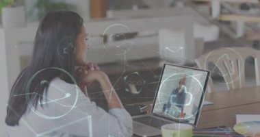 Arka plandaki video konuşmasında dizüstü bilgisayar kullanan kadının dijital simgelerinin canlandırılması. Dijital arayüz küresel bağlantı ve dijital olarak oluşturulan iletişim konsepti.