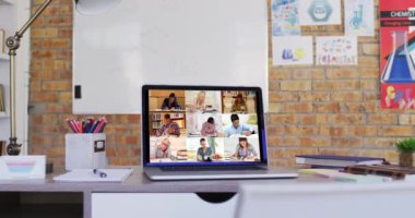 Bir grup kız öğrenci video çağrısında dizüstü bilgisayarda gösteriliyor. Çevrimiçi eğitim karantina süresince evde tek başına kalıyor..