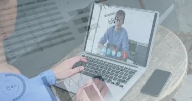 Arka plandaki video konuşmasında dizüstü bilgisayar kullanan kadınların istatistiklerinin canlandırılması. Dijital arayüz küresel bağlantı ve dijital olarak oluşturulan iletişim konsepti.