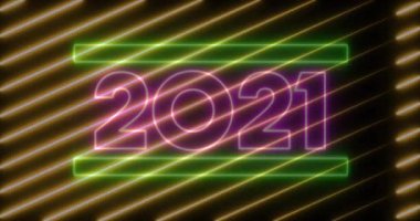 2021 'in pembe neon harflerle animasyonu. Siyah zemin üzerinde altın köşegenler hareket ediyor. communication, new year, color and movement konsepti, digital olarak oluşturulmuş video
