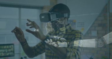 Robotun kolundaki bağlantıların ve arka planda VR kulaklık takan adamın animasyonu. Dijital arayüz küresel bağlantı ve dijital olarak oluşturulan iletişim konsepti.