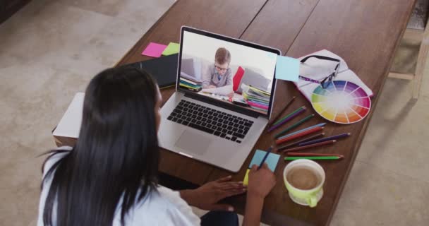 Blanke Lerares Die Laptop Gebruikt Videogesprek Met Schooljongen Notities Maakt — Stockvideo