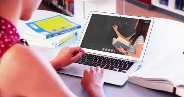 Mahasiswa Perempuan Kaukasia Menggunakan Laptop Melalui Panggilan Video Dengan Guru — Stok Video