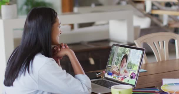 Biała Nauczycielka Używająca Laptopa Rozmowie Wideo Uczennicą Edukacja Online Domu — Wideo stockowe