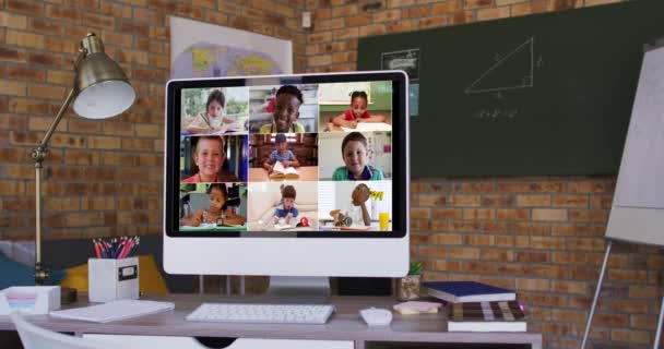 Groupe Écoliers Sur Écran Ordinateur Pendant Appel Vidéo Éducation Ligne — Video