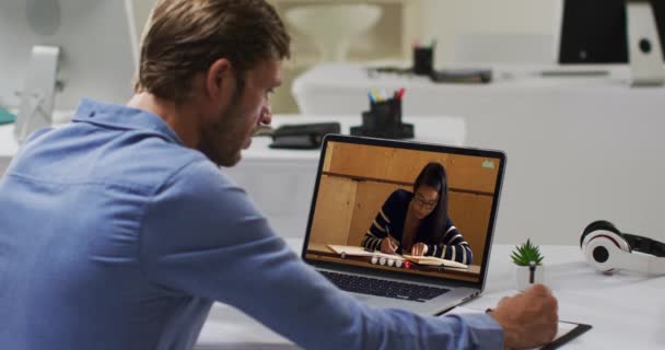 Biały Nauczyciel Używający Laptopa Rozmowie Wideo Uczennicą Robiący Notatki Edukacja — Wideo stockowe