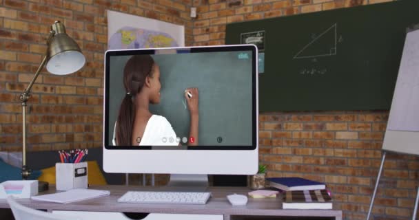 混血女教师在视频通话的电脑屏幕上 在隔离隔离期间 在线教育在家中自我隔离 — 图库视频影像