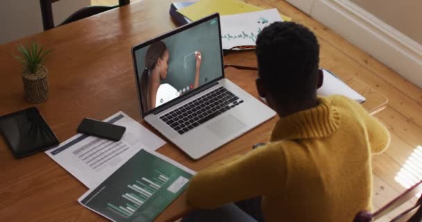 Egy Afro Amerikai Diáklány Aki Laptopot Használ Videóhívásra Egy Tanárnővel — Stock videók