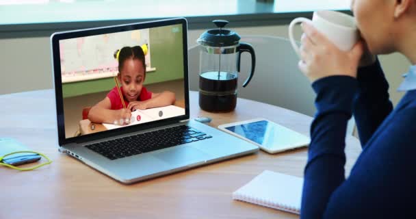 白人女教师使用笔记本电脑与女学生进行视频通话 做笔记 在隔离隔离期间 在线教育在家中自我隔离 — 图库视频影像