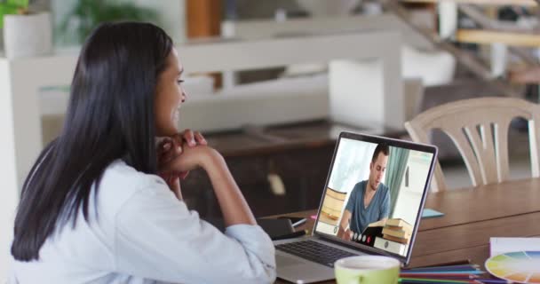 Hvid Kvindelig Lærer Bruger Laptop Videoopkald Med Mandlige Studerende Online – Stock-video
