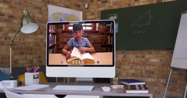 ビデオ通話中にコンピュータ画面で学ぶ白人女子高生 隔離中に自宅に隔離されているオンライン教育 — ストック動画