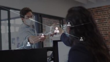 Beyaz bir adama karşı, kadın meslektaşına evrak dağıtan bir ağ. covid-19 salgını sırasında küresel ağ ve iş dünyası