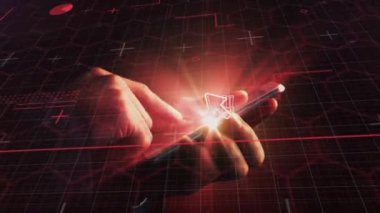 Siyah arka planda akıllı telefon kullanan kişilere karşı yüzen dijital simgeler. bilgisayar arayüzü teknolojisi ve küresel ağ konsepti