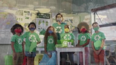 Coronavirus veri işleme okulunda geri dönüşüm tişörtü giyen kadın öğretmen ve öğrencilere karşı. covid-19 koronavirüs salgını konsepti