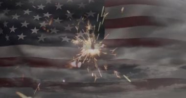 Amerikan bayrağı üzerinde parlayan maytap ve bulutların animasyonu. Vatanseverlik ve kutlama konsepti dijital olarak oluşturulmuş video.