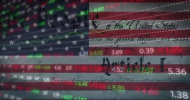 Amerikan bayrağı üzerinde finansal veri işleme animasyonu. Dijital arayüz küresel finans ve vatanseverlik kavramı dijital olarak oluşturulmuş video.