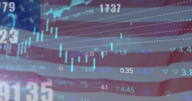 Finansal veri işleme ve Amerikan bayrağı üzerinde değişen rakamların animasyonu. Dijital arayüz küresel finans ve vatanseverlik kavramı dijital olarak oluşturulmuş video.