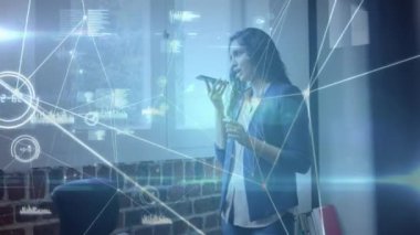 Ofiste akıllı telefondan konuşan Hintli bir kadına karşı bağlantılar ağı. küresel ağ ve iş konsepti