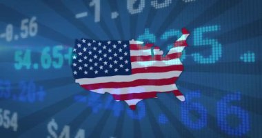 Amerika haritası üzerinde Amerikan bayrağıyla finansal veri işleme animasyonu. Dijital arayüz küresel finans ve vatanseverlik kavramı dijital olarak oluşturulmuş video.