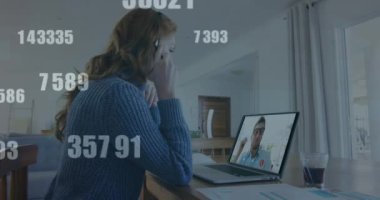 Görüntülü aramada dizüstü bilgisayarla kadın üzerinde değişen numaraların canlandırması. dijital arayüz küresel bağlantı ve dijital olarak oluşturulan iletişim konsepti.