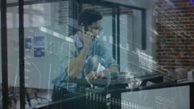 Ofiste akıllı telefondan konuşan beyaz bir adama karşı veri işleme ile dijital arayüz. bilgisayar arayüzü ve iş konsepti