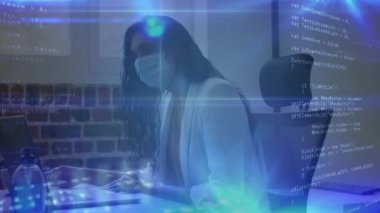 Yüz maskesi takan Hintli kadına karşı veri işleme ofisinde notlar alıyor. Coronavirus covid 19 salgını sırasında işyerinde hijyen ve sosyal mesafeler.