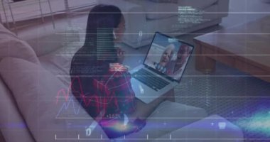 Ailesiyle evdeki bilgisayarında video görüşmesi yapan bir kadın hakkında mali veri işleme. küresel finansman ve ağ kurma kavramı