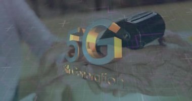 5g 5. nesil metnin animasyonu, arka planda ödeme için terminali kullanan bir kadın üzerinde. Dijital arayüz küresel bağlantı ve dijital olarak oluşturulan iletişim konsepti.
