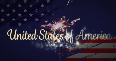 Amerikan bayrağı üzerinde ışıldayan maytap ve Amerika Birleşik Devletleri metinlerinin animasyonu. Vatanseverlik kavramı dijital olarak oluşturulmuş video.