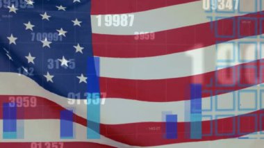 Dünya haritası ve Amerikan bayrağı üzerinde finansal veri işlemesini değiştiren numaraların animasyonu. Dijital arayüz küresel finans ve vatanseverlik kavramı dijital olarak oluşturulmuş video.