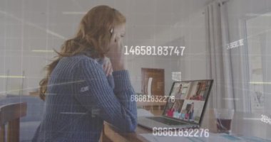 Arka plandaki görüntülü aramada dizüstü bilgisayarla kadının değişen numaralarının animasyonu. Dijital arayüz küresel bağlantı ve dijital olarak oluşturulan iletişim konsepti.
