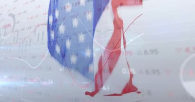 Amerikan bayrağı düşerken finansal veri işleme animasyonu. Dijital arayüz küresel finans ve vatanseverlik kavramı dijital olarak oluşturulmuş video.