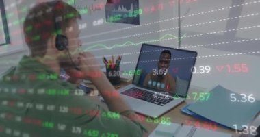 Finansal veri işleme animasyonu ve görüntülü aramada dizüstü bilgisayarla insan üzerinde değişen numaralar. dijital arayüz küresel bağlantı ve dijital olarak oluşturulan iletişim konsepti.