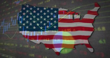 Amerika haritası üzerinde Amerikan bayrağıyla finansal veri işleme animasyonu. Dijital arayüz küresel finans ve vatanseverlik kavramı dijital olarak oluşturulmuş video.