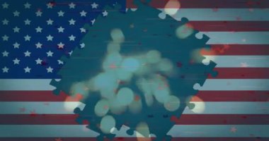 Amerikan bayrağı üzerinde parlayan maytap ve yapbozun animasyonu. Vatanseverlik ve kutlama konsepti dijital olarak oluşturulmuş video.