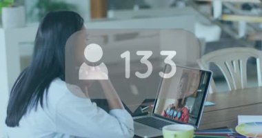 Konuşma baloncuğunun animasyonu. Video konuşmasında kadının üzerinde büyüyen ikon ve numaralar. Dijital arayüz küresel sosyal medya ve iletişim konsepti dijital olarak oluşturulmuş video.