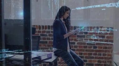 Ofiste dijital tablet kullanan Hintli kadının portresine karşı veri işleme. çevrimiçi bilgisayar güvenliği ve iş konsepti