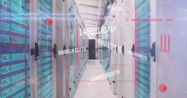 Arka plandaki bilgisayar sunucularında değişen numaraların animasyonu. Dijital arayüz küresel bağlantı ve dijital olarak oluşturulan iletişim konsepti.