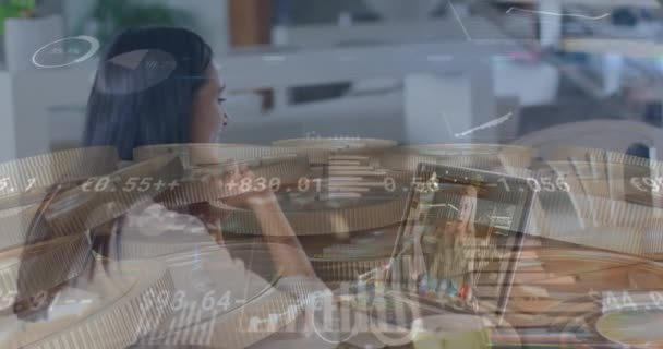 オフィスのラップトップで男性同僚とビデオ通話をしている女性に対する財務データ処理 世界の金融とネットワーキングの概念 — ストック動画