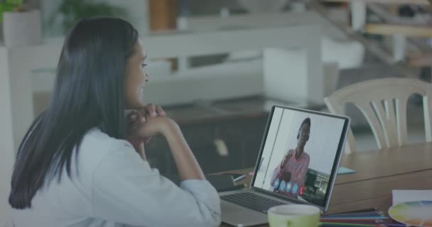 통화로 노트북을 사용하는 여성을 대상으로 사회적 거리가 텍스트 애니메이션 디지털 — 비디오