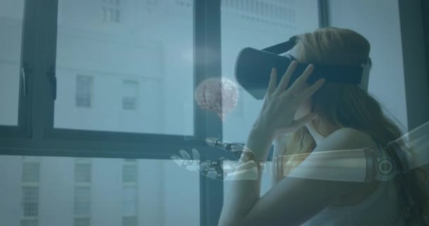 人間の脳のアニメーション Vrヘッドセットを背景にしたロボットの腕や女性の範囲 デジタルインターフェイスグローバル接続と通信コンセプトデジタル生成されたビデオ — ストック動画