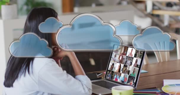 Animación Red Iconos Nube Sobre Mujer Utilizando Ordenador Portátil Videollamada — Vídeo de stock