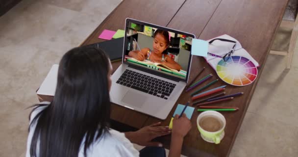 Maestra Caucásica Usando Computadora Videollamada Con Colegiala Escribiendo Educación Línea — Vídeos de Stock