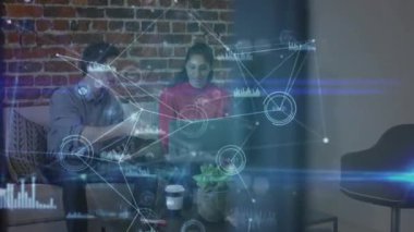 Muhtelif ofis arkadaşlarının ofiste tartıştığı bağlantılar ağı. küresel ağ ve iş konsepti